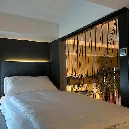 Leo & Private Zone - Old アパート *