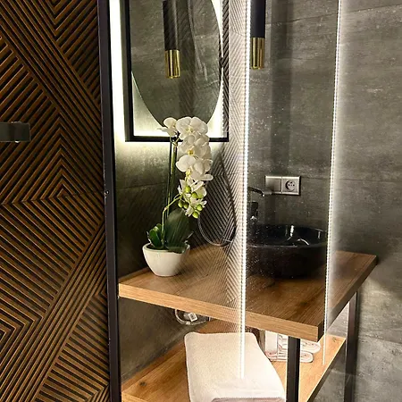 Leo & Private Zone - Old ブラチスラヴァ