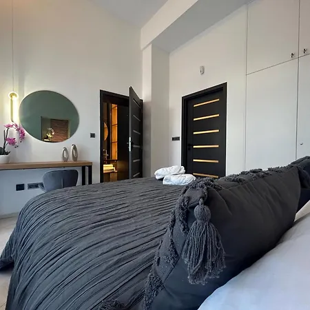 Leo & Private Zone - Old アパート