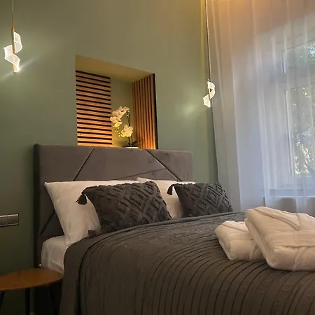 Leo & Private Zone - Old アパート