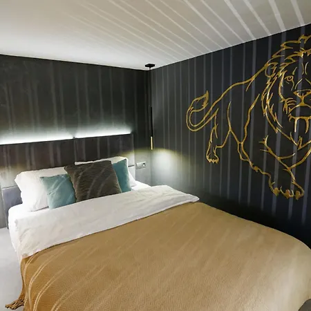 Leo & Private Zone - Old アパート