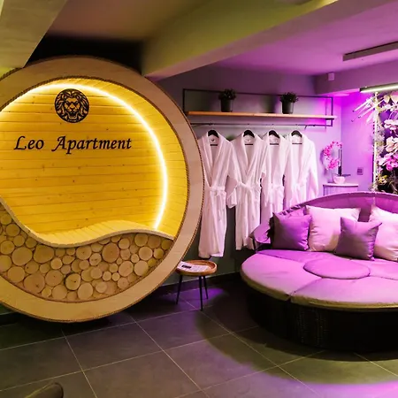 Leo & Private Zone - Old アパート