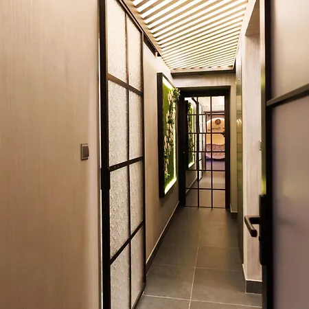 Leo & Private Zone - Old ブラチスラヴァ