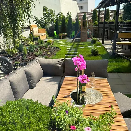 Leo & Private Zone - Old ブラチスラヴァ