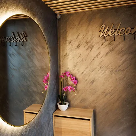 Leo & Private Zone - Old Lejlighed