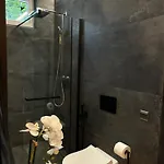 Leo & Private Zone - Old Apartment